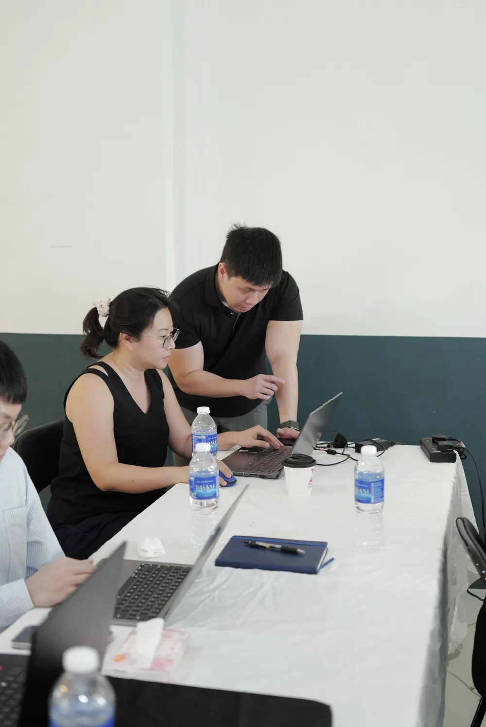 Jia Wei helping a participant one-on-one at their laptop